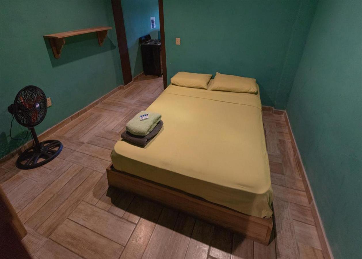 Valerie Emanuel Apartments โบกัสทาวน์ ภายนอก รูปภาพ