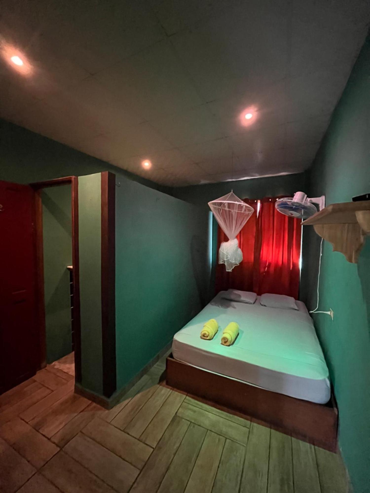 Valerie Emanuel Apartments โบกัสทาวน์ ภายนอก รูปภาพ